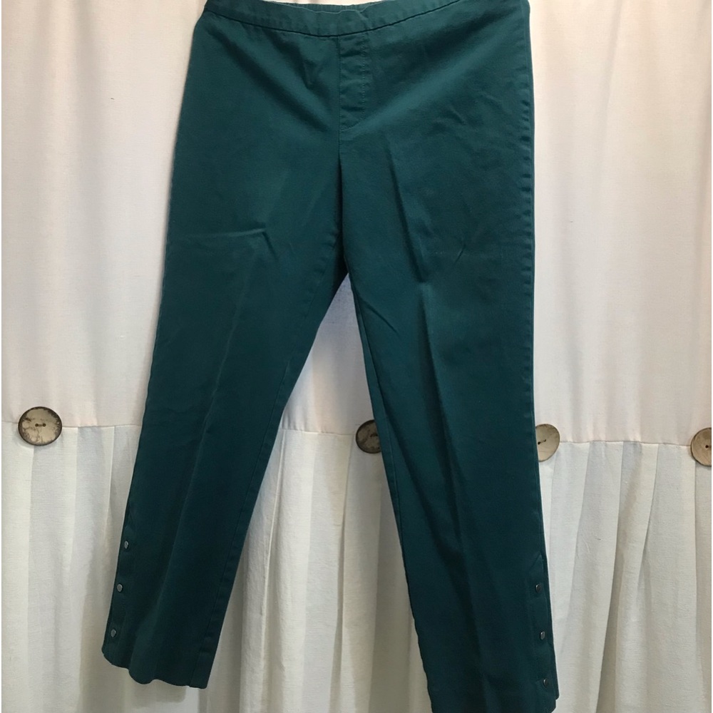 ISAAC MIZRAHI PULL ON ANKLE PANTS SIZE 10 P GREEN, 3 SNAPS ON LEG BOTTOM SIDE.